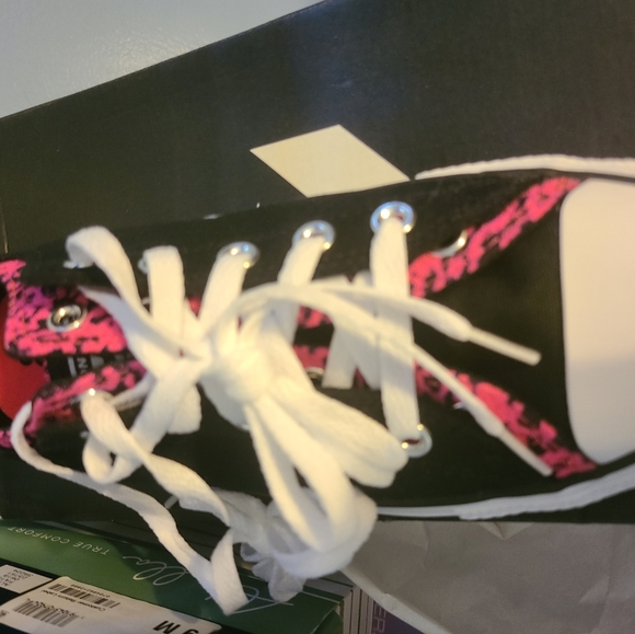 Shoes - Picture 7 of 8